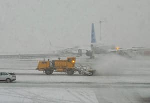 அமெரிக்காவில் பனிப்புயல்; 1,800 விமானங்கள் ரத்து