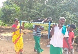  நோய்வாய்ப்பட்ட பெண்ணை கட்டிலில் துாக்கிச் சென்று சிகிச்சை