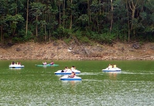  பெடல் படகில் பயணிக்க ஆர்வம் காட்டும் சுற்றுலாப் பயணிகள்