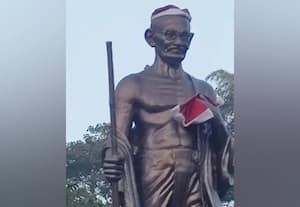  காந்தி சிலை மீது கிறிஸ்துமஸ் தாத்தா தொப்பி