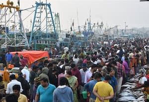  அலைமோதிய மக்கள் வெள்ளத்தால் களைகட்டிய காசிமேடு மீன் சந்தை