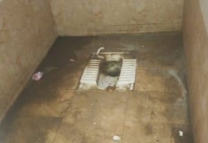  அரசு பள்ளியில் துாய்மையற்ற கழிப்பறை;  சுகாதார சீர்கேடால் தவிக்கும் மாணவர்கள்