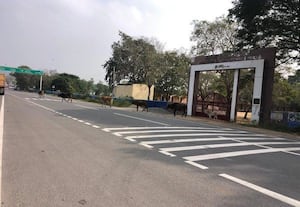  அரசு பள்ளி எதிரே வேகத்தடை இல்லாததால் மாணவர்கள் சிரமம்