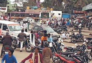 'பார்க்கிங்' பகுதியாக மாறிய கெலமங்கலம் பஸ் ஸ்டாண்ட்