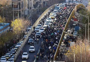 பெரும் பொருளாதார சரிவில் ஈரான்; 1 டாலர் = 14.2 லட்சம் ரியால்! மீண்டும் வெடித்தது போராட்டம்