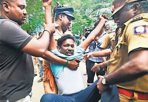 அதிகாரிகள் பேச்சுக்கு அழைப்பதாக கூறி ஆசிரியர்களை ஏமாற்றி கைது செய்த  போலீசார்