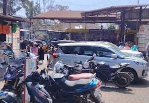  பஸ் ஸ்டாண்டு வளாகத்தில் விதிமீறி வாகனங்கள் நிறுத்தம்