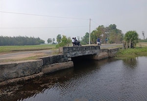  இணைப்பு பாலம் பழுது சீரமைக்க கோரிக்கை