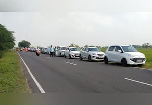  உத்தரகோசமங்கை ஆருத்ரா தரிசனத்திற்காக 3 கி.மீ.,க்கு முன்பே நிறுத்தப்பட்ட கார்கள்