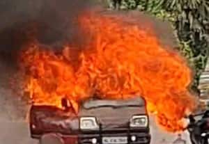  எரிந்தது ஆம்னி வேன்: தந்தை, மகன் தப்பினர்