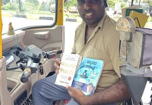  ஆட்டோவுக்குள் 'மினி' நுாலகம் அறிவுக்கு வழி காட்டும் ஓட்டுநர்