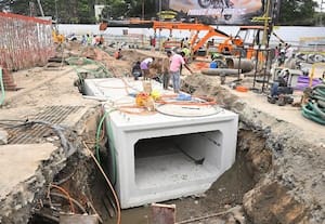  குடிநீர் குழாய்க்கு மேல் கான்கிரீட் பாக்ஸ் வடிகால் குழாய் பழுது பார்க்க என்ன செய்வதோ என அலறல்