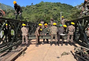 இலங்கையில் பெய்லி பாலம் அமைக்கும் பணியில் இந்திய ராணுவம்