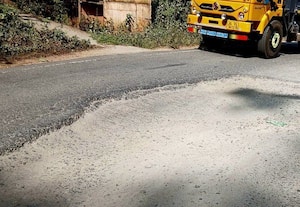 தமிழக - கேரள எல்லையில் குண்டும், குழியுமான சாலை... ﻿ சீரமைக்கப்படுமா? நுழைவு வரி செலுத்தும் சுற்றுலா பயணிகள் கடும் அதிருப்தி