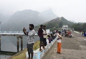  ஆழியாறு அணையில் திரண்ட சுற்றுலாப்பயணியர்