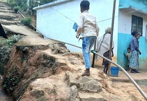  சேதமான நடைபாதையில் தடுமாறும் பாதிரிமூலா கிராம மக்கள்