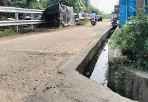  சாலையோரம் திறந்தவெளி கால்வாய் விபத்து அச்சத்தில் வாகன ஓட்டிகள்