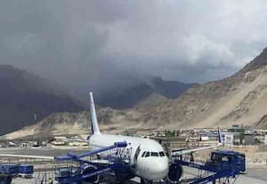 லேயில் கடும் பனிப்பொழிவு; விமான சேவைகள் தற்காலிக ரத்து