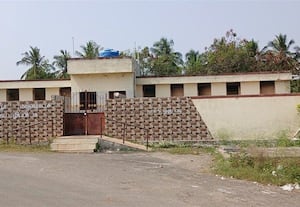  அதிகாரிகள் மெத்தனம் கழிப்பிடத்துக்கு பூட்டு