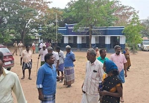  சத்துணவு சாப்பிட்ட மாணவர்களுக்கு வாந்தி;  பள்ளியில் கல்வி அதிகாரிகள் ஆய்வு