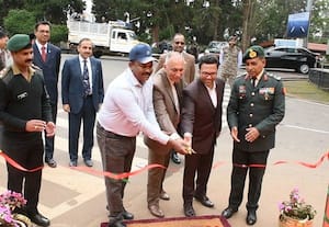  'அறிவு கூர்மையுடன் யுத்தம்': புடைப்போவியம் அமர்க்களம்; சுற்றுலா பயணிகள் வியப்பு சுற்றுலா பயணிகள் வியப்பு