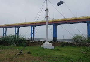  பாம்பனில் 1ம் எண் புயல் எச்சரிக்கை கூண்டு ஏற்றம்