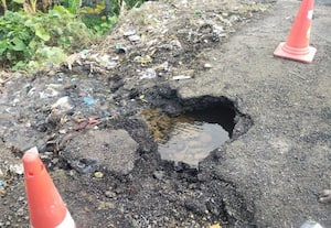  சின்னசேலம் கூட்டு குடிநீர் திட்ட குழாய் உடைப்பு;; வீணாகும் குடிநீர்