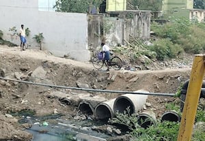  மழையால் சேதமடைந்த தரைப்பாலம் பொதுமக்களின் ஆபத்தான பயணம் திண்டிவனம் நகராட்சி நடவடிக்கை எடுக்குமா?