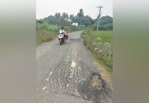  கருங்குழியில் அமைக்கப்பட்ட புது தார்ச்சாலை அதிக பாரம் ஏற்றிச்சென்ற லாரிகளால் நாசம்