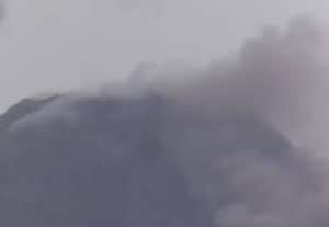 பிலிப்பைன்ஸ் எரிமலை சீற்றம்; ஆபத்தான இடத்தில் வசித்த 3,000 பேர் வெளியேற்றம்