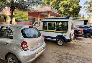  பார்க்கிங்காக மாறும் திருப்புவனம் அரசு மருத்துவமனை வளாகம்