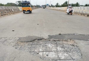  சிவகங்கை மேம்பால பள்ளத்தால் தொடர் விபத்து