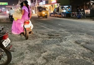  சாலையில் ஆங்காங்கே பள்ளம் திருப்போரூரில் தடுமாற்றம்