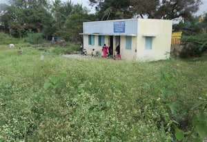  சுற்றுச்சுவரின்றி அங்கன்வாடி மையம் குழந்தைகள் பாதுகாப்பு கேள்விக்குறி