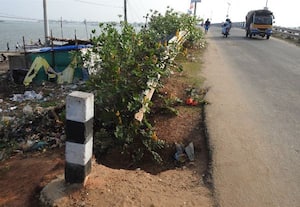  பழவேற்காடு பாலத்தின் இணைப்பு சாலையை சீரமைக்க கோரிக்கை