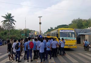  தனியார்  கல்லுாரி பஸ்கள் மோதல்