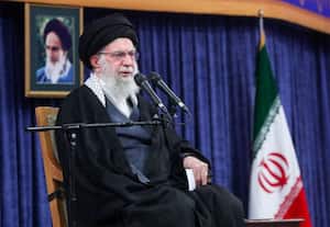 அமெரிக்காவின் நலனுக்காக போராடுகின்றனர்: ஈரான் மதகுரு கமேனி காட்டம்