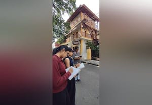  புதுச்சேரியின் பழங்கால கட்டடங்களை ஓவியமாக பிரதி எடுத்த குஜராத் மாணவிகள்