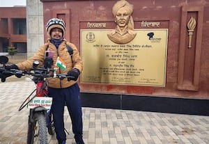  16 நாட்களில் 2,000 கி.மீ., சைக்கிள் பயணம்