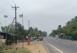  நெடுஞ்சாலையோரம் 'மீண்டும்' கட்சிக்கொடிக்கம்பம் 