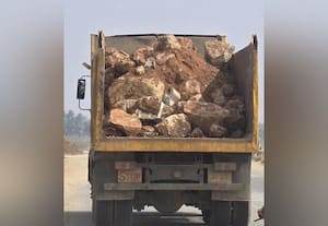  தார்ப்பாய் மூடாத லாரிகளால் ஆபத்து