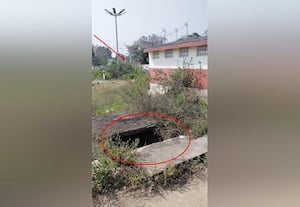  திறந்தநிலை கழிவுநீர் தொட்டி பள்ளி அருகே விபத்து அபாயம்