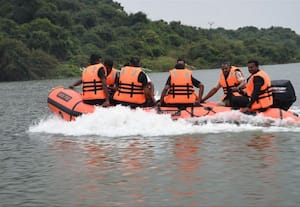  தமிழக பேரிடர் மீட்பு படையினர் மிதவை படகுகளுடன் பயிற்சி