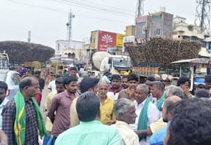  கரும்பு லோடு டிராக்டர்களை சாலையில் நிறுத்தி விவசாயிகள் மறியல்