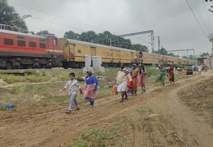  பாம்பன் பாலத்தில் ரயில்கள் செல்ல தடை