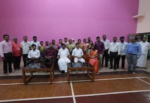 திருச்சி மேயருக்கு அமைச்சர்கள் அவமரியாதை: போட்டோவில் ஓரமாய் நிற்க வைத்த பரிதாபம்