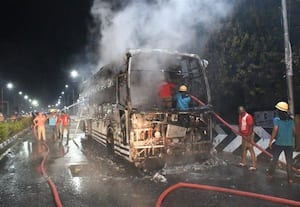  பஸ்சில் தீ: 13 பேர் உயிரை காப்பாற்றிய ஆட்டோ டிரைவர்