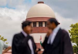 ஊழல் தடுப்பு சட்டத்தில் அரசு அதிகாரிகளுக்கு பாதுகாப்பு வழங்கும் பிரிவு அவசியமா? உச்ச நீதிமன்ற நீதிபதிகள் மாறுபட்ட தீர்ப்பு