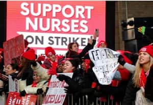  சம்பளத்தை உயர்த்த வலியுறுத்தி அமெரிக்காவின் நியூயார்க்கில் 15,000 நர்சுகள் வேலைநிறுத்தம்
