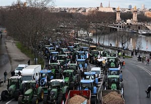  பிரான்சில் விவசாயிகள் போராட்டம் டிராக்டர்களுடன் பார்லி., முற்றுகை
